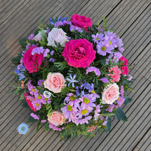 Coussin de deuil rose soutenu