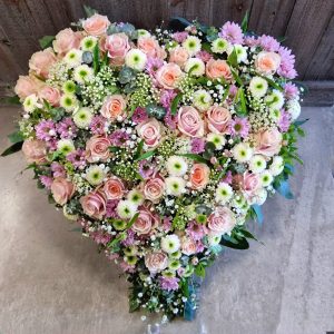 Cœur de fleurs rose pastel