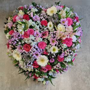 Cœur de fleurs rose soutenu