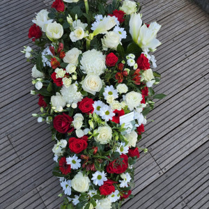 Dessus de cercueil rouge et blanc