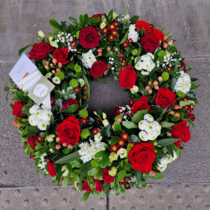 Couronne de fleurs rouge et blanc