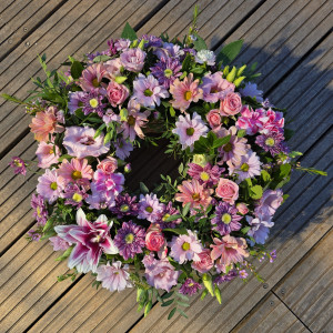 Couronne de fleurs rose