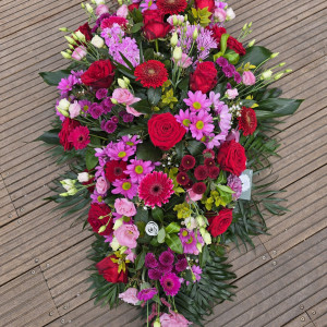 Dessus de cercueil rose et rouge