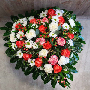 Cœur de fleurs rouge et blanc