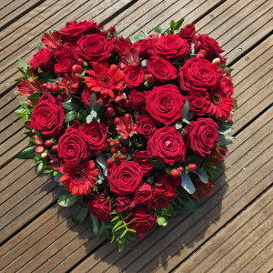 Cœur de fleurs rouge