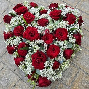 Cœur de roses rouges et gypsophile
