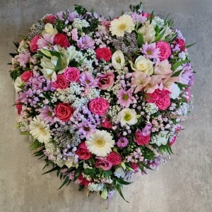 Cœur de fleurs rose soutenu