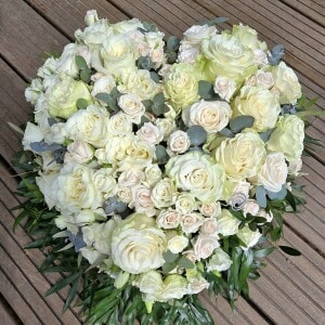Cœur de roses blanches
