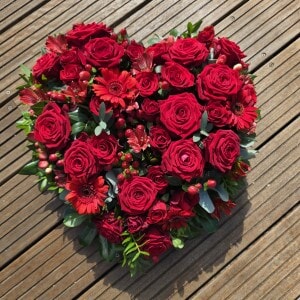 Cœur de fleurs rouge