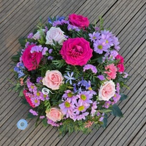 Coussin de deuil rose soutenu