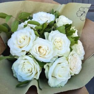 Le bouquet de roses blanches